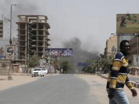 A intensificação da batalha em Cartum leva o Exército do Sudão a aprovar a saída de estrangeiros