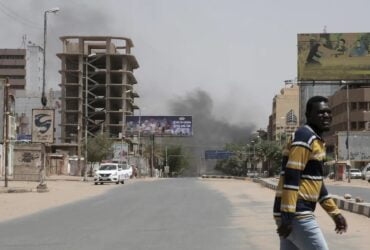 A intensificação da batalha em Cartum leva o Exército do Sudão a aprovar a saída de estrangeiros