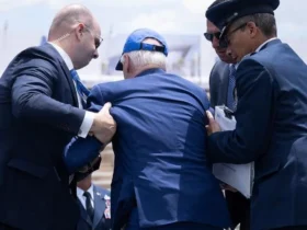 Joe Biden em mais um de seus tropeços, acaba caindo durante cerimônia das Forças Armadas