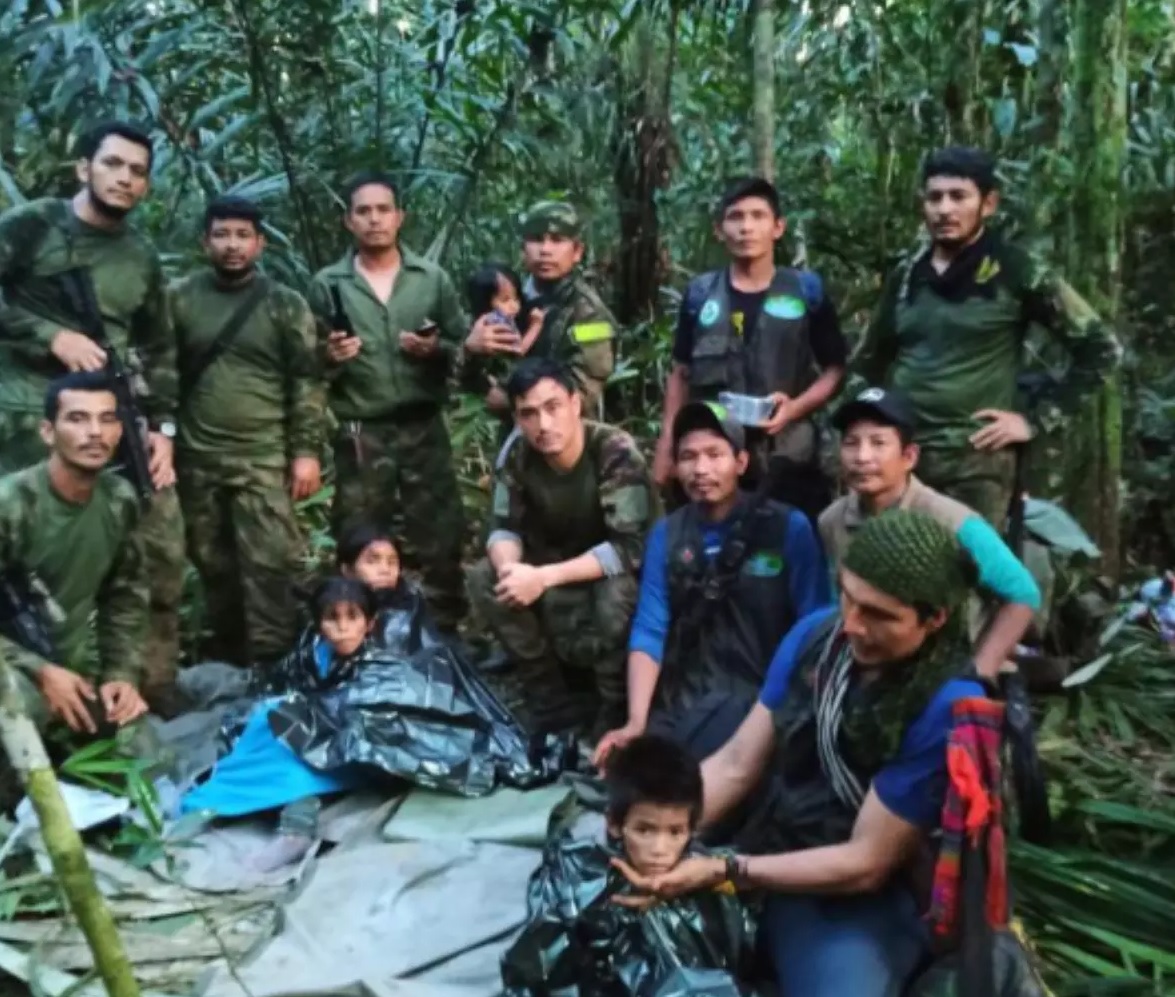 Crianças sobrevivem à queda de avião na Colômbia, resgate emocionante das Forças Armadas da Colômbia