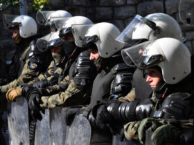 Confronto em Mosteiro do Norte de Kosovo Transforma Vila em Cenário de Guerra